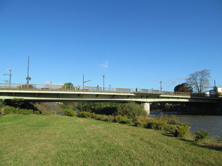 Fototapeta premium 橋と芝生