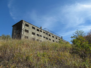 Fototapeta na wymiar 松尾鉱山の廃墟と草地