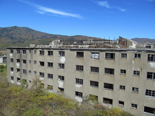 Fototapeta na wymiar 松尾鉱山跡の廃アパート