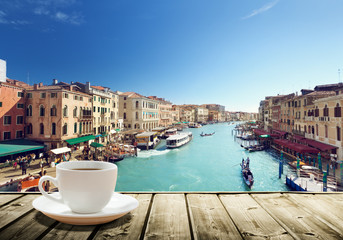 Fototapeta na wymiar kawy na stole i Wenecji w czasie zachodu słońca, Włochy