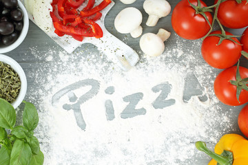 pizza composizione su tavolo