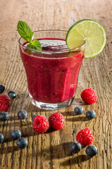 Roter Obstsmoothie aus Waldbeeren