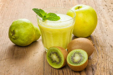 Frischer Smoothie aus Kiwi, Birnen und Äpfeln