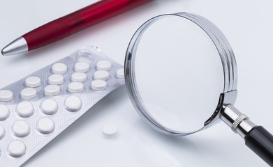 Lupe und Tabletten
