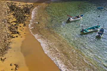 Fototapeta na wymiar boats in water by the beach of Acapulco
