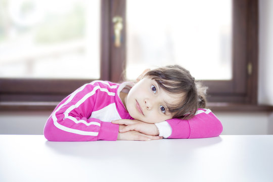 Bambina annoiata, arrabbiata, triste