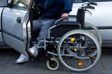 Fototapeta na wymiar Mężczyzna przygotowuje się do jazdy dla osób niepełnosprawnych