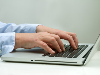 Tastatur mit H&auml;nden