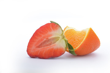 Capsune si mandarina pe fond alb