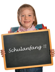 schulanfänger hält tafel