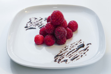 Dessert di lamponi e cioccolata