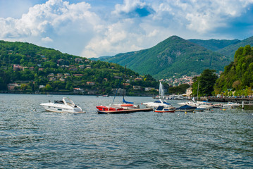 Fototapeta na wymiar Lago di Como, molo e barche
