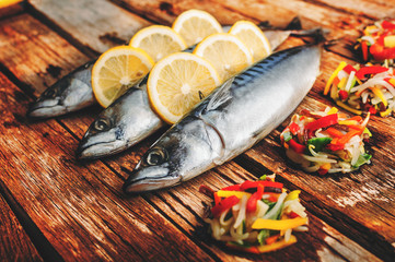 Mackerel fish with lemons and vegetables