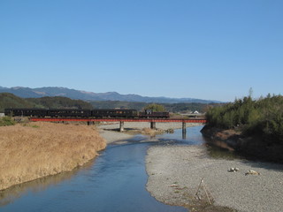 球磨川と肥薩線の列車