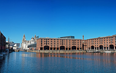 Obraz premium Albert Dock and Liver Buildings Liverpool UK