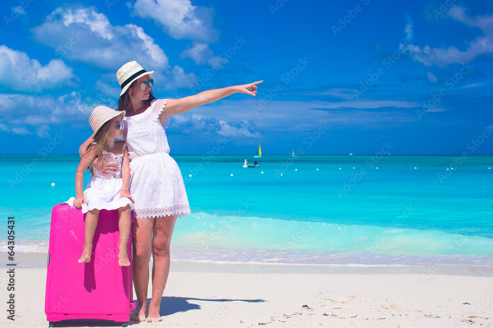 Poster Young mother and her little daughter with luggage on tropical