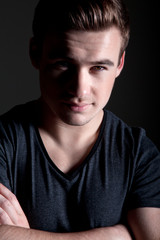 Hübscher Mann Gesicht im Schatten Nahaufnahme