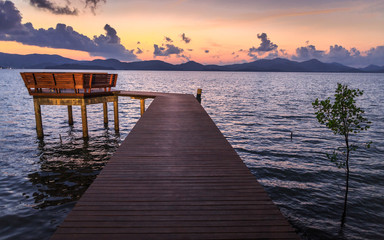 Obraz premium Wooden walk way with twilight scence