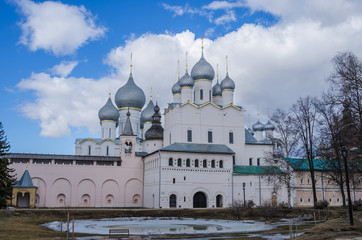 Fototapeta na wymiar надвратная церковь, кремль, ростов великий