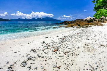 Fototapeta na wymiar Beautiful sea and white sand beach