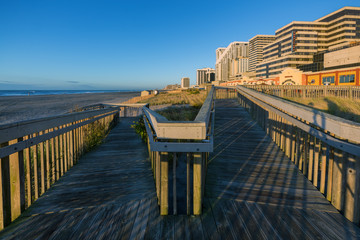 Obraz premium Atlantic City skylines, dunes and ocean shore at sunrise