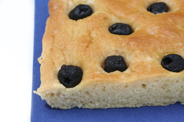 focaccia alle olive nere_ sfondo bianco
