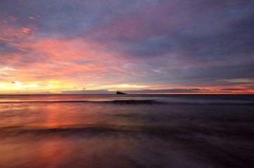 playa e isla de Benidorm al atardecer