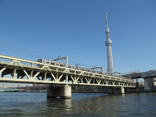 Obraz premium 東武線とスカイツリー