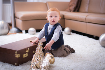Kleiner Junge mit Saxophone