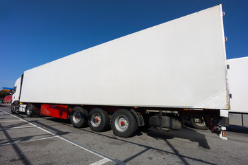 Obraz na płótnie Canvas White Semi Truck