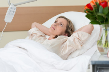 besorgte frau im krankenhaus