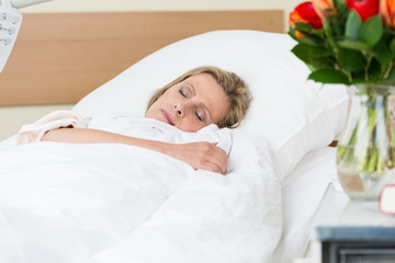 frau schläft im krankenzimmer