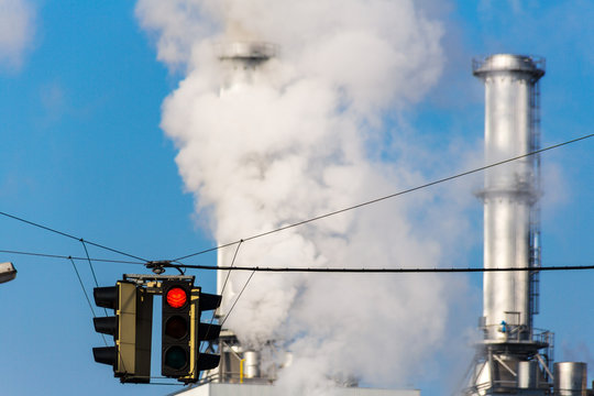 Industrieschlot und roter Ampel