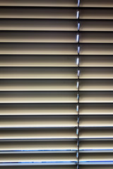 Obraz premium Jalousien als Sonnenschutz am Fenster