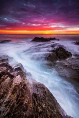 Selbstklebende Fototapete Meer / Sonnenuntergang Stürmisches Meer bei Sonnenaufgang