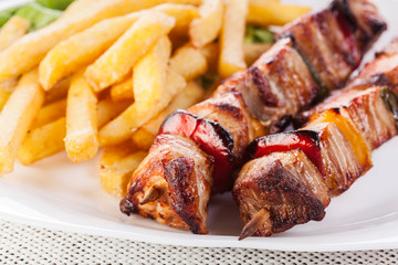 Grilled shashlik with chips
