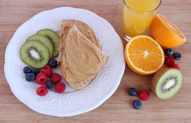 Rye bread toast with peanut butter, fruit and orange juice - 64324038