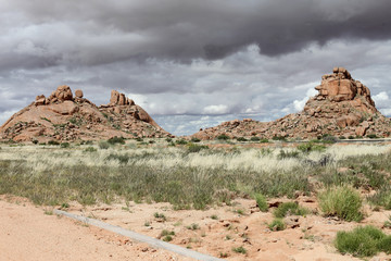 Schotterpiste in Afrikanischer Landschaft