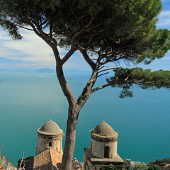 Fototapeta na wymiar Widok na morze z Villa Rufolo w Ravello na Wybrzeżu Amalfi