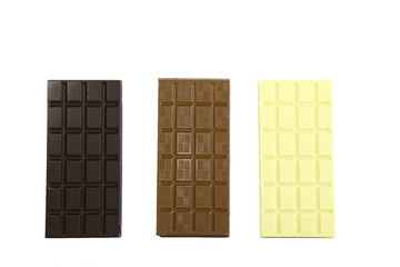 Trois tablettes de chocolat,  noir, au lait et blanc sur fond blanc