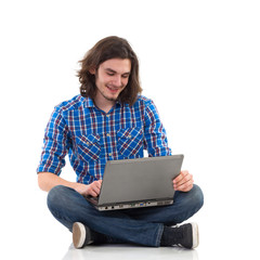 Naklejka premium Chatting online