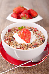 Müsli mit frischen Erdbeeren