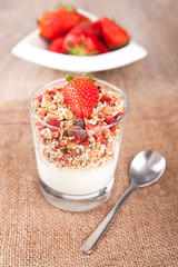 Müsli mit frischen Erdbeeren