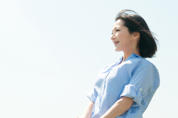空を背景にした女性