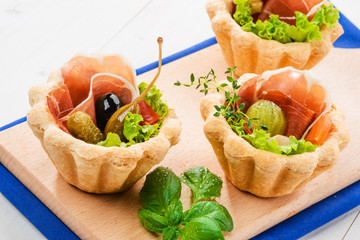 Antipasto fresco con prosciutto crudo