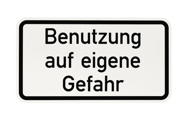Verkehrsschild - Benutzung auf eigene Gefahr