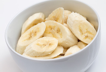 Fototapeta na wymiar sliced bananas in a bowl