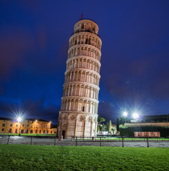 Beroemde scheve toren van Pisa tijdens de avonduren
