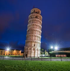 Glasschilderij De scheve toren Beroemde scheve toren van Pisa tijdens de avonduren