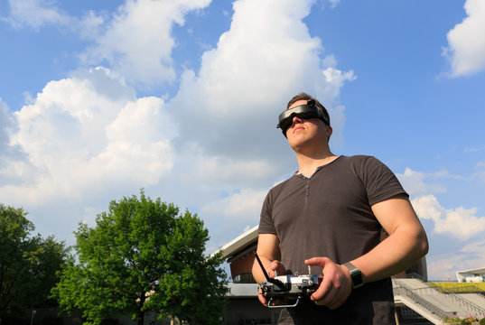 Mann mit Videobrille und Fernbedienung in der Hand